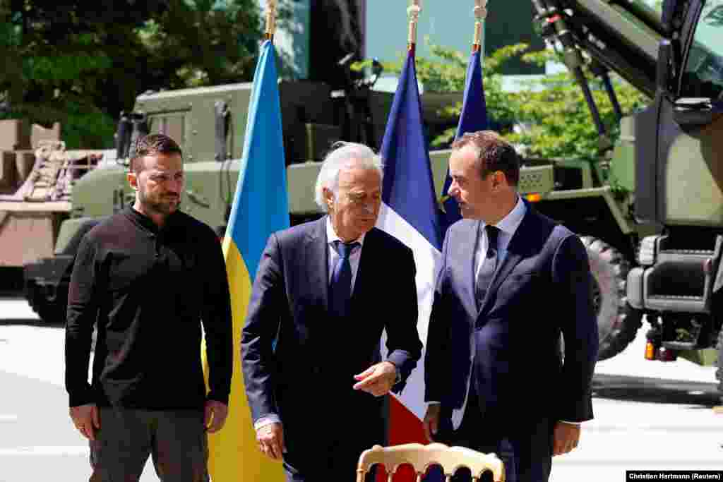 Na sastanku s vojnim kompanijama u Parizu, Zelenski je razgovarao sastao s francuskim ministrom odbrane Sebastijenom Lekornuom (Sebastien Lecornu) i Filipom Petikolinom (Philippe Petitcolin), predsednikom borda direktora kompanije KNDS.