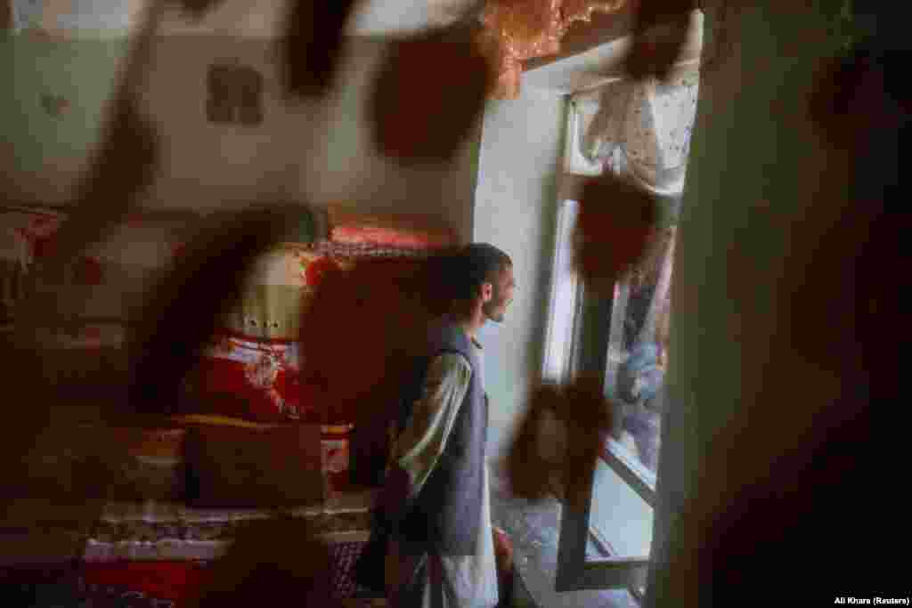 Rahmat, Karimov sin, gleda kroz prozor njihove kuće. Kako se očekuje da će sredstva WFP-a za hranu i novčana pomoć ponestati do kraja oktobra, agencija UN-a umanjuje obim pomoći onima kojima je ona najpotrebnija, pa i Karimovoj porodici.