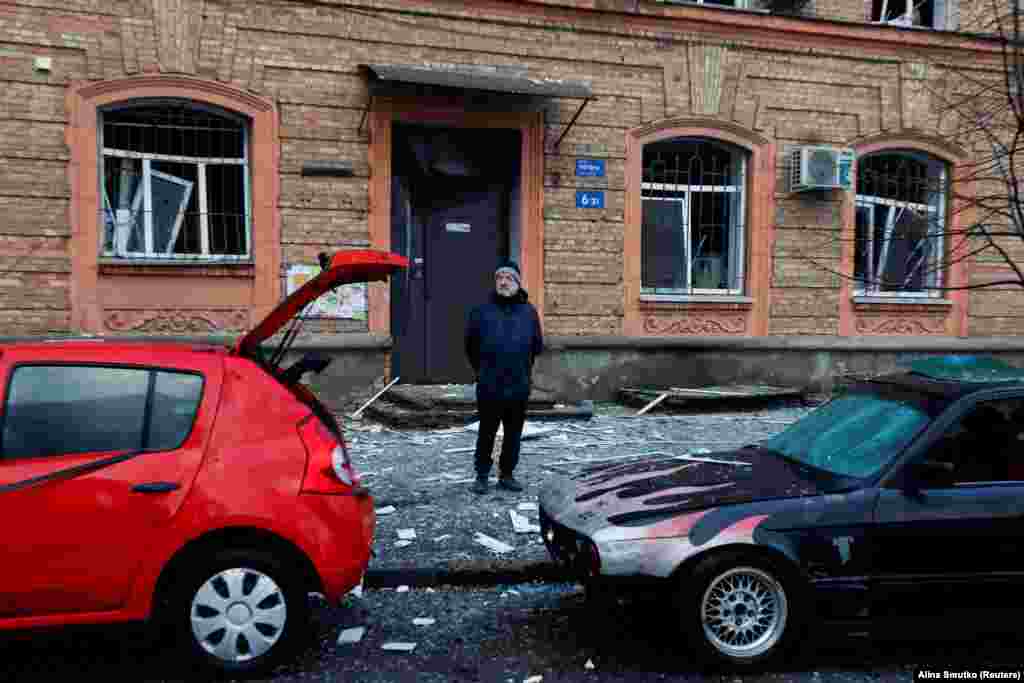 Un bărbat privește mașinile distruse. &bdquo;După o pauză de 44 de zile, inamicul a lansat un alt atac cu rachete asupra Kievului&rdquo;, a spus&nbsp;șeful administrației militare a Kievului.&nbsp;&bdquo;Toate serviciile de urgență lucrează la fața locului. Eliminarea consecințelor atacului cu rachete este în curs de desfășurare&rdquo;, a adăugat Serhii Popko.&nbsp;