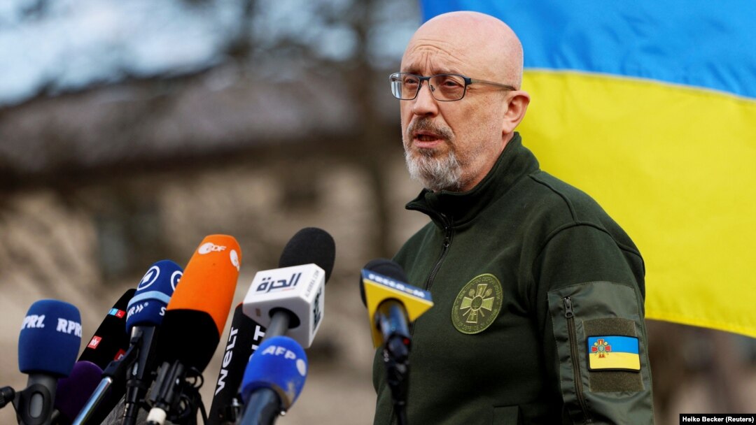 Ministrul apărării al Ucrainei, Olexii Reznikov, vorbește cu presa la baza aeriană americană Ramstein din Germania, 21 aprilie 2023.