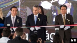 Orbán Viktor miniszterelnök átvágja a nemzeti színű szalagot a dél-koreai Samsung SDI gödi akkumulátorgyárának nyitóünnepségén, 2017. május 29-én