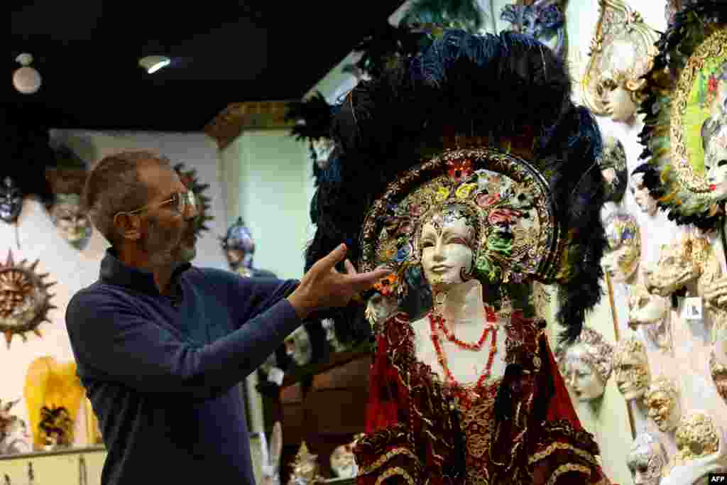 &ldquo;Me pupla, dantella apo kristale Swarovski, maskat venedikase këtë vit janë bërë për të tërhequr shikimin e të gjithëve falë elegancës së tyre vezulluese&rdquo;, tha për AFP-në, pronari dhe artisti kryesor i Fabrikës së Maskave Artistike të Venedikut, Edmond Angoni.