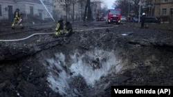 Кратер від ракети у Києві після атаки 21 березня 2024 року