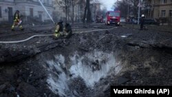 21 მარტს, კიევზე რუსეთის სარაკეტო შეტევის შემდეგ შევჩენკოს რაიონში წარმოქმნილი ორმო