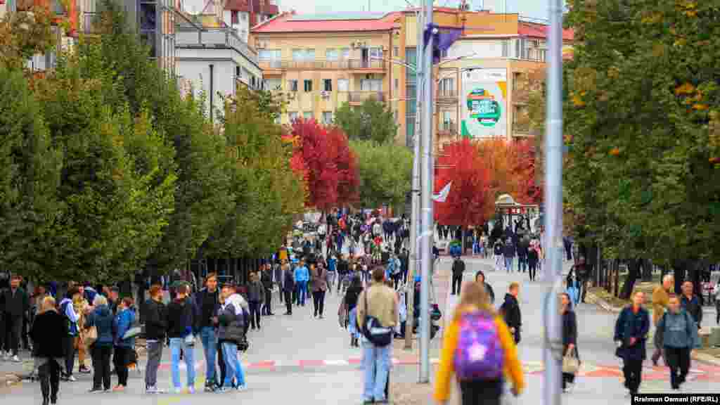 Drurët të ndryshëm për nga lloji, kanë krijuar larmi ngjyrash këtë fund tetori duke i dhënë një pamje të bukur qytetit.&nbsp;