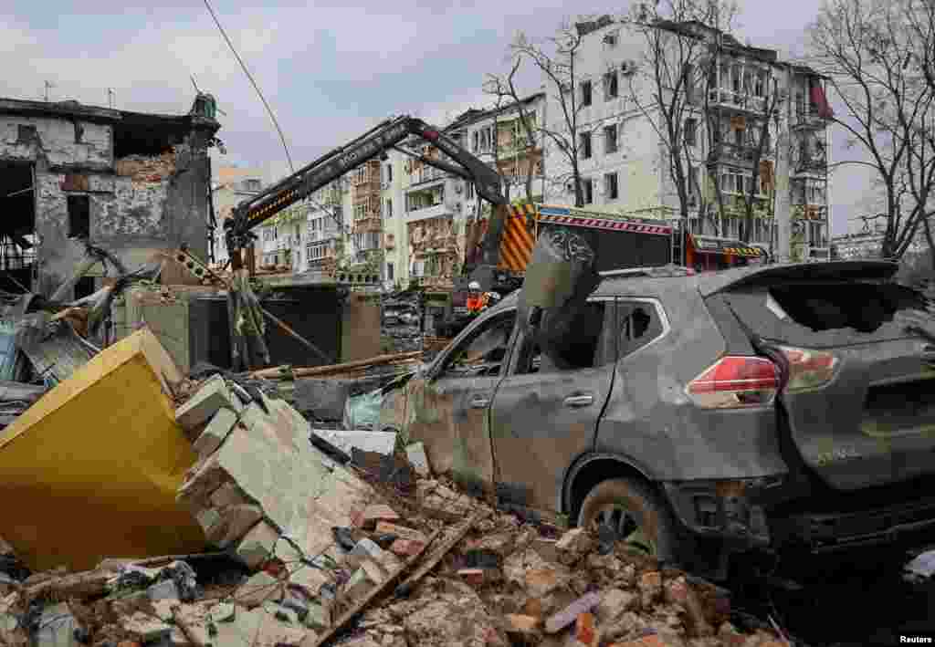 Руйнування і пошкоджений автомобіль в центрі Харкова, 2 січня 2024 року. Міська влада повідомила про одного загиблого