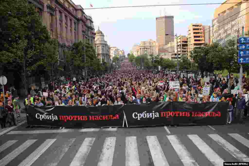 Demonstranti na putu ka mostu Gazela, najprometnijem mostu u Beogradu na autoputu