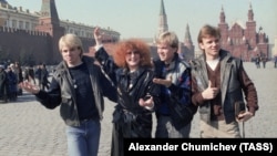 Алла Пугачева и артисты шведской группы Herreys на Красной площади в 1985 году. Фото: ТАСС.