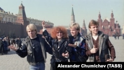 Алла Пугачева и артисты шведской группы "Херрей" на Красной площади. 8 сентября 1985 года