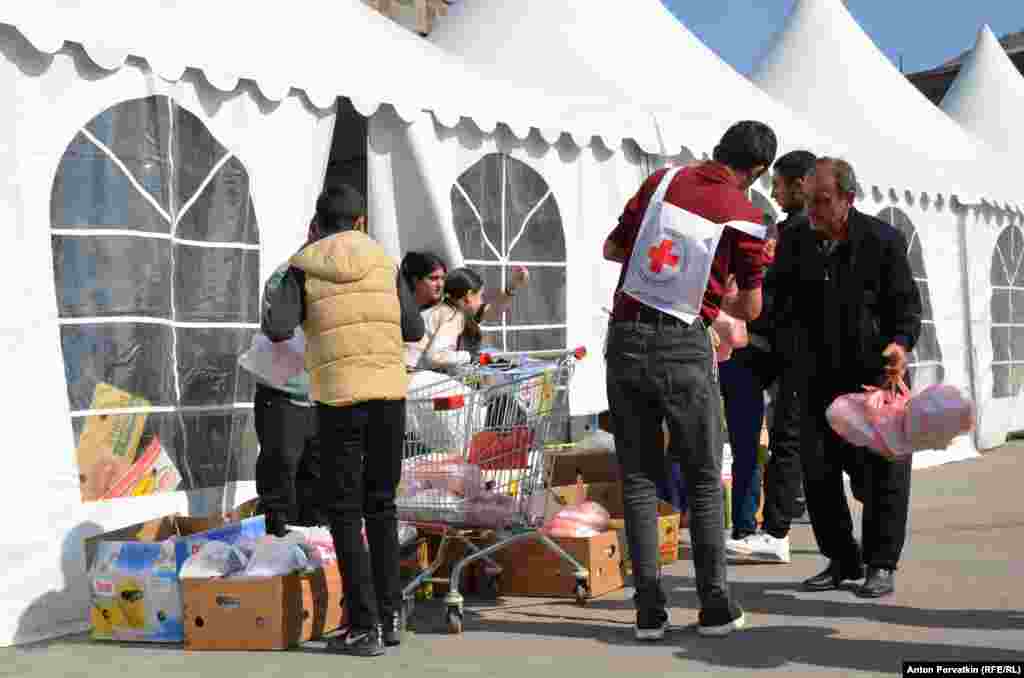 Գորիսում կամավորները մարդասիրական օգնություն են տրամադրում Լեռնային Ղարաբաղից տեղափոխվածներին