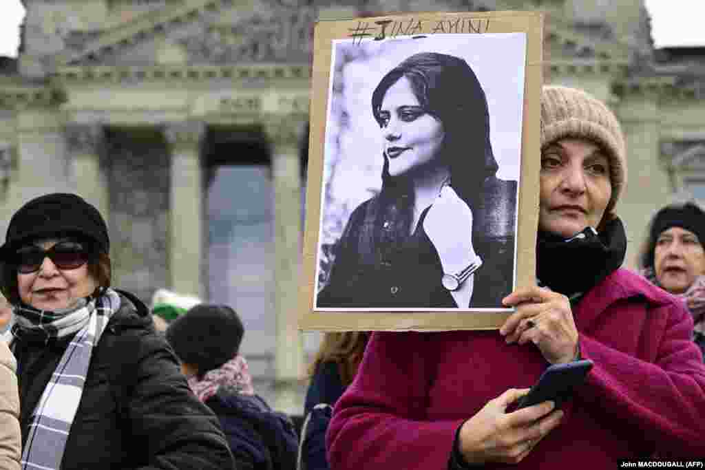 Žena sa fotografijom Mahse Amini, mlade Iranke koja je preminula u pritvoru nakon&nbsp; hapšenja moralne policije u glavnom gradu Irana, Teheranu.&nbsp;