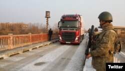 Հայաստանի մարդասիրական օգնությամբ բեռնատարը Մարգարայի կամրջով մուտք է գործում երկրաշարժից տուժած Թուրքիա, փետրվար, 2023թ.