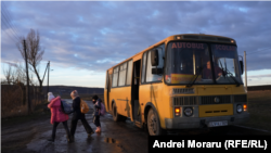 Copii din satele Câmpul Drept și Beștemac, raionul Leova, în drum spre gimnaziul din Sărățica Nouă, după ce coboară din autobuzul școlar.