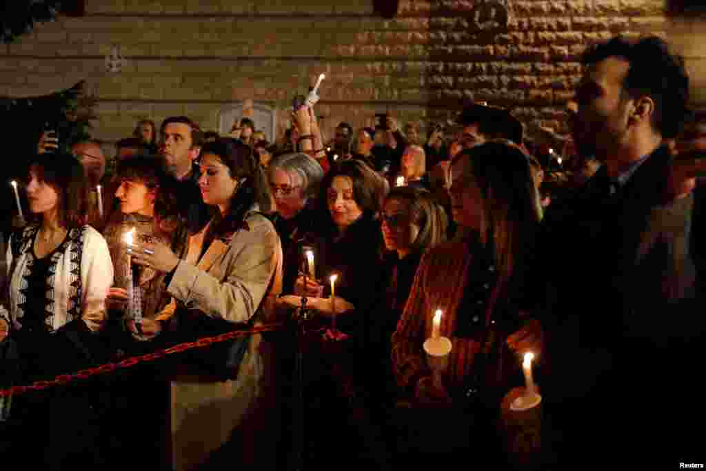 Vjernici drže svijeće tokom Uskršnje liturgije u dvorištu Patrijaršijske crkve Svetog Đorđa u Istanbulu, Turska.