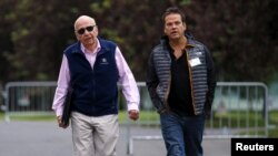 روپرت مرداک (چپ) همراه با پسرش، لاچلان