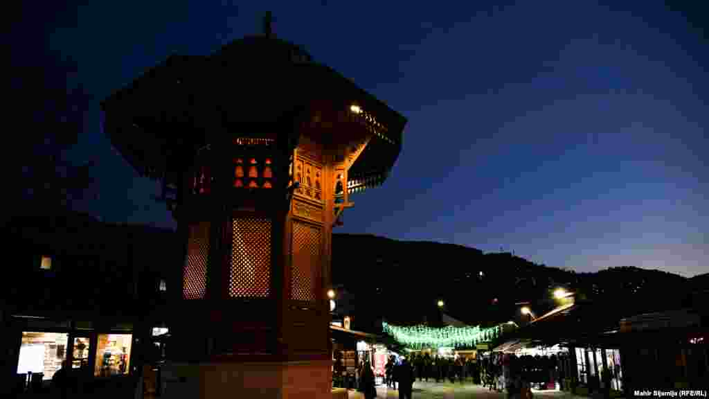 A történelmi óvárosban található Bascarsija teret és az ott álló, oszmán stílusú Sebilj fakutat is kivilágították. Egy helyi legenda szerint a kútból ivó látogatók visszatérnek Szarajevóba