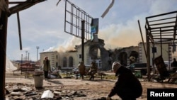 Донецк облусунун Константиновка шаарындагы талкаланган темир жол станциясынын имаратынын сүрөтү. Reuters агенттиги.