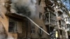 Російські військові атакували житлові будинки в Херсоні: снарядами побило дахи, вікна, балкони – ОВА