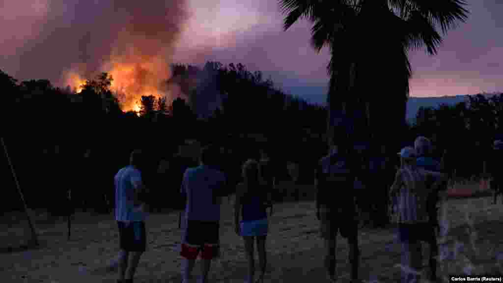 Helyiek a kaliforniai&nbsp;Oroville-ben.&nbsp;A tűz mintegy háromezer-ötszáz hektárnyi területen égett, a híradások alapján házakat és járműveket is felemésztett. Legutóbb júniusban pusztított erdőtűz Kaliforniában