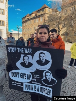 Юлия Морозова на митинге после смерти Алексея Навального в Германии