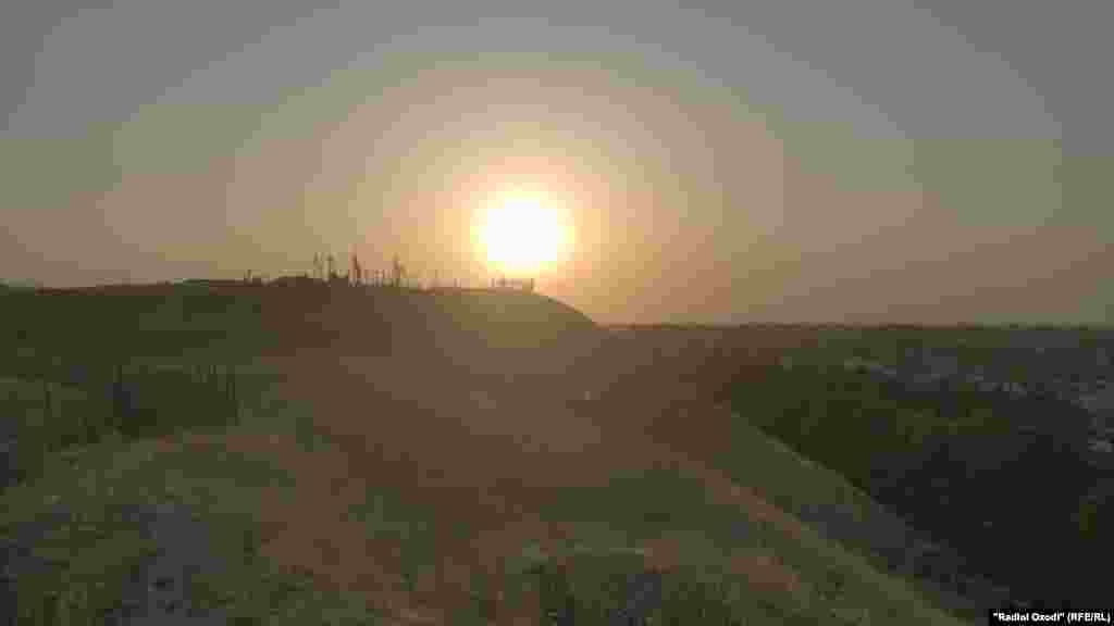 Восход солнца вблизи Фархора в Таджикистане, недалеко от границы с Афганистаном. Религиозные деятели Таджикистана объявили, что утренние молитвы по случаю праздника Курбан-байрам начнутся в 6 утра 16 июня. Ид аль-Адха, которий часто называют праздником жертвоприношения, отмечается в память о готовности пророка Ибрагима (Авраама в иудейско-христианской традиции) принести в жертву сына Исмаила (Измаила) в знак послушания Богу
