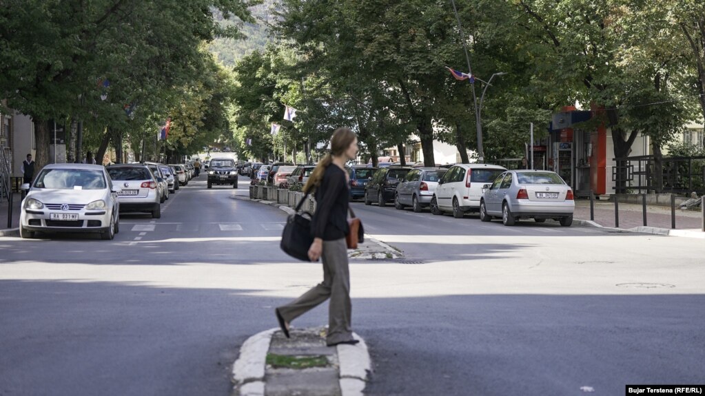 Një grua duke ecur në Mitrovicën e Veriut, 11 tetor 2023.