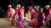 A Magyar Barlangi Mentőszolgálat munkatársai visznek egy sérültet a Mátyás-hegyi barlangban 2017. szeptember 29-én