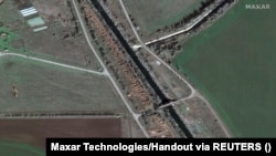 Укріплення та «зуби дракона» у селі Маслово, північний Крим, січень 2023 року. Супутниковий знімок Maxar Technologies