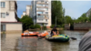 Voluntarii ucraineni înfruntă străzile inundate pentru a sprijini locuitorii rămași în Herson