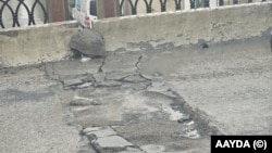 Yol ötürücüsü üzərində asfalt-beton örtükdə aşınma