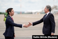 Secretarul de Stat american, Antony Blinken, întâmpinat pe Aeroportul Internațional Chișinău de ministrul de Externe moldovean, Mihai Popșoi.