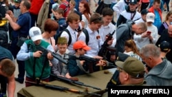 Севастопольские школьники на выставке оружия и вооружений, май 2019 года