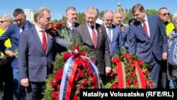 Посол Росії в Польщі Сергій Андрєєв покладає квіти до Меморіалу радянським солдатам у Варшаві, 9 травня 2024