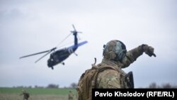 Elicopter UH-60 Black Hawk de fabricație americană în timpul exercițiilor militare ale serviciilor de informații ale Apărării din Ucraina, aprilie 2023