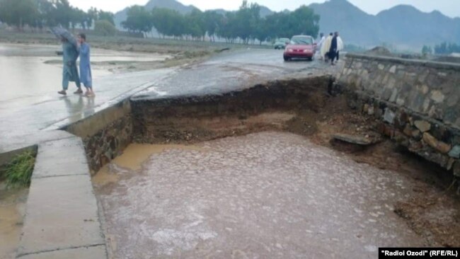 "آیایفآرسي" وايي، د سېلابونو له امله سړکونه، ښوونځي، پلونو او پلچکونو په ګډون عامه زېربناوي هم زیانمنې شوي دي.