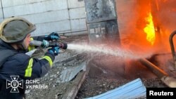 Співробітники ДСНС намагаються приборкати пожежу на енергетичному об’єкті, що виникла внаслідок російської ракетної атаки. 11 квітня 2024 року
