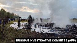 Az orosz Nyomozó Bizottság által 2023. augusztus 23-án készített és közzétett szóróanyagon a mentők láthatók a repülőgép-szerencsétlenség helyszínén, Kuzsenkino falu közelében, a Tveri területen