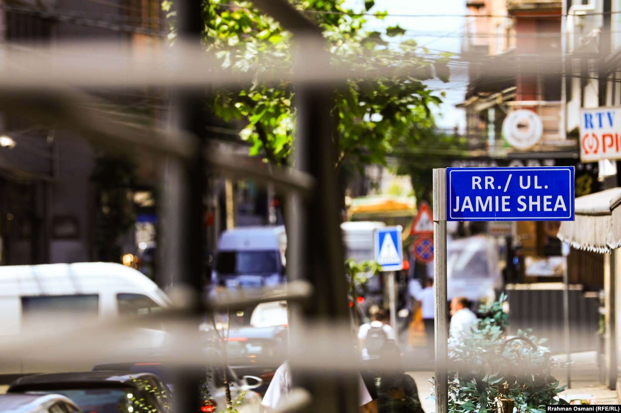 Një rrugë e emëruar për nder të ish-zëdhënësit të NATO-s, Jamie Shea, në Ferizaj, Kosovë.