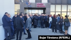 Pamje prej protestës së 2 prillit para Telekomit të Kosovës në Prishtinë.