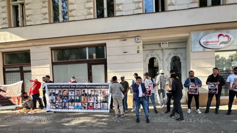 Около 30 человек приняли участие в акции протеста напротив  посольства Таджикистана в Берлине