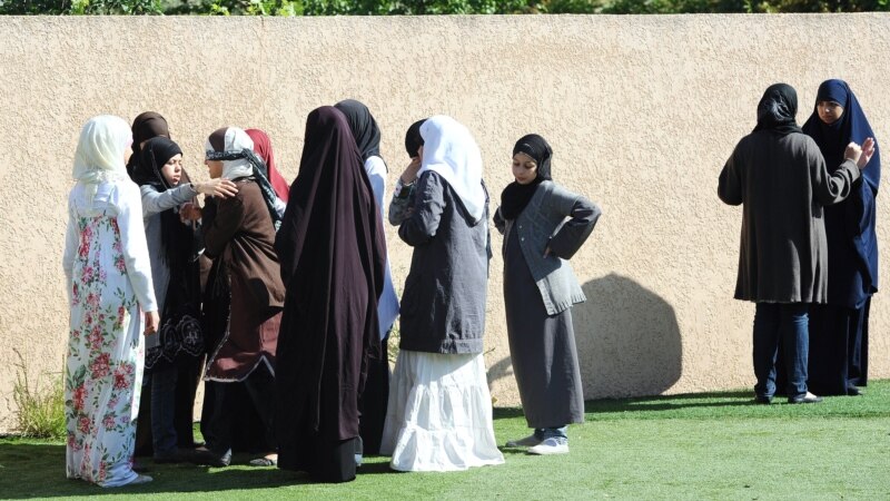 فرانسه: محافظه کارانو په ښوونځیو کې د اسلامي لباس د منع کیدو پریکړه وستایله
