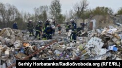 Спасатели на месте удара по селу Гроза, 6 октября 2023 года