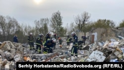 На месте ракетного удара в селе Гроза Харьковской области Украины.