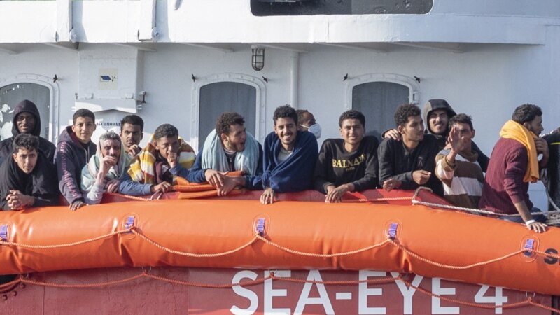 Италияда мигранттардын кемеси кырсыкка учурап, 30 киши каза болду