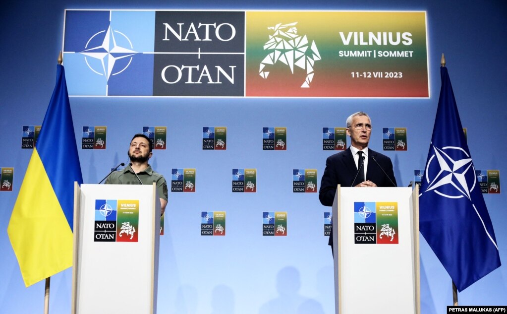 Президент України Володимир Зеленський та генеральний секретар НАТО Єнс Столтенберґ під час саміту альянсу у Вільнюсі. 12 липня 2023 року