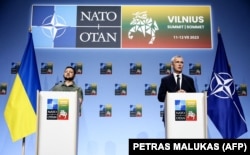 Президент України Володимир Зеленський та генеральний секретар НАТО Єнс Столтенберґ під час саміту альянсу у Вільнюсі. 12 липня 2023 року