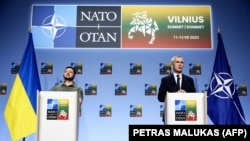 Presidenti i Ukrainës, Volodymyr Zelensky, dhe Sekretari i Përgjithshëm i NATO-s, Jens Stoltenberg, në një konferencë të përbashkët shtypi gjatë samitit të NATO-s në Vilnius, më 12 korrik 2023.