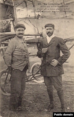 Анри Фарман и авиамеханик Морис Эрстер (слева)