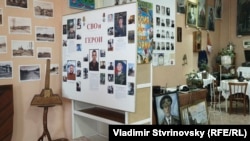 Стенд с погибшими на войне в Украине в местном культурном центре