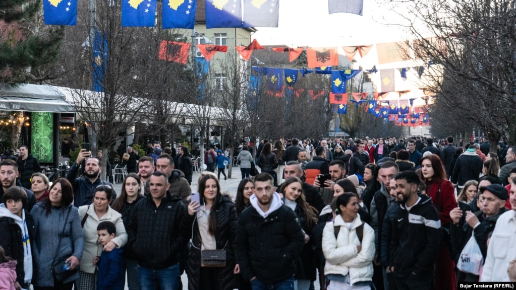 Sheshet e dekoruara në përvjetorin e shpalljes së pavarësisë së Kosovës.